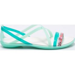 Crocs - Sandały. Zielone klapki damskie marki Crocs, bez wzorów, z materiału, bez obcasa, na płaskiej podeszwie. W wyprzedaży za 199,90 zł.