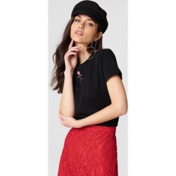 NA-KD T-shirt z haftowaną różą - Black. Czarne t-shirty damskie marki NA-KD, z haftami, z bawełny, z klasycznym kołnierzykiem. Za 40,95 zł.