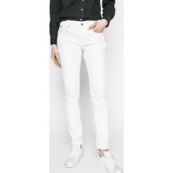 G-Star Raw - Jeansy D-Staq. Białe jeansy damskie marki G-Star RAW, bez wzorów, z elastanu. W wyprzedaży za 329,90 zł.
