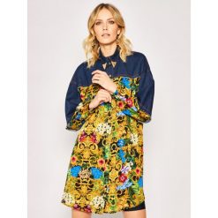 Sukienka koszulowa Versace Jeans Couture B0HVA619. Sukienki damskie Versace Jeans Couture, na co dzień, bez wzorów, z bawełny, z koszulowym kołnierzykiem, bez rękawów, proste. Za 1729,00 zł.
