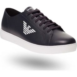 Granatowe sneakersy Emporio Armani z białą aplikacją. Niebieskie sneakersy męskie Emporio Armani, na sznurówki. Za 829,00 zł.