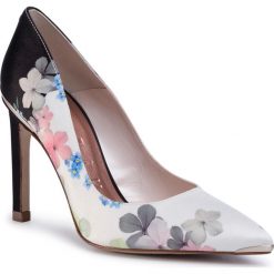 Szpilki TED BAKER - Melnips 242405 Ivory. Brązowe półbuty damskie Ted Baker, bez wzorów, ze skóry, bez obcasa, na obcasie, bez zapięcia. W wyprzedaży za 489,00 zł.