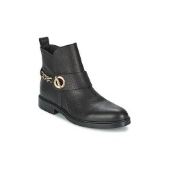 Botki Tommy Hilfiger HOLLY 1A. Czarne botki damskie marki TOMMY HILFIGER, z materiału, z okrągłym noskiem, na obcasie. Za 623,20 zł.
