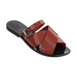 Klapki w kolorze bordowym. Czerwone klapki damskie Melissa, Pepe Jeans, bez wzorów, bez obcasa. W wyprzedaży za 149,95 zł.
