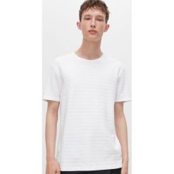 T-shirt z prążkowanej dzianiny - Biały. Białe t-shirty męskie Reserved, s, bez wzorów, z dzianiny, bez kołnierzyka. W wyprzedaży za 39,99 zł.