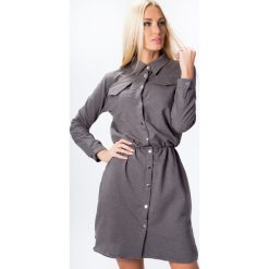 Sukienka zapinana na napy ciemnoszara 1005. Szare sukienki damskie Fasardi, s, bez wzorów, bez kołnierzyka, bez rękawów. Za 79,00 zł.