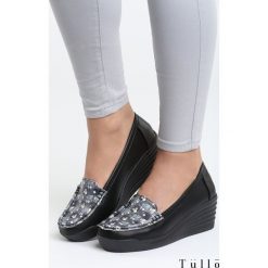 Czarne Koturny Perky. Czarne buty ślubne damskie marki Born2be, z materiału, na wysokim obcasie, na koturnie. Za 69,99 zł.