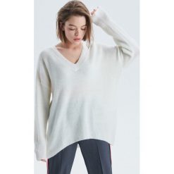 Sweter z głębokim dekoltem - Kremowy. Białe swetry damskie Cropp, s, bez wzorów, bez rękawów, bez kaptura. W wyprzedaży za 39,99 zł.