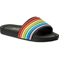 Klapki MELISSA - Beach Slide 3DB 32389 Black Rainbow 53302. Czarne klapki damskie Melissa, bez wzorów, z tworzywa sztucznego, bez obcasa. W wyprzedaży za 219,00 zł.
