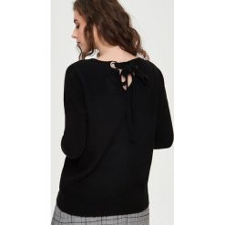 Sweter z wiązaniem - Czarny. Czarne swetry klasyczne damskie marki Sinsay, l. Za 59,99 zł.