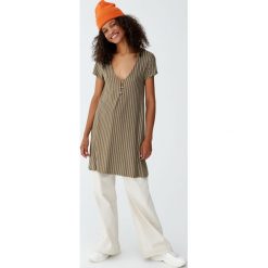 Sukienka z krepy z guzikami. Brązowe sukienki damskie Pull&Bear, bez wzorów, bez kołnierzyka, bez rękawów. Za 59,90 zł.