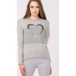 Sweter z sercem. Swetry damskie Monnari, z wiskozy, casualowe, długie. Za 75,18 zł.