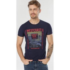 Granatowa Koszulka Adrienore. Niebieskie koszulki męskie Born2be, xl, bez wzorów, bez kołnierzyka, bez rękawów. W wyprzedaży za 24,99 zł.
