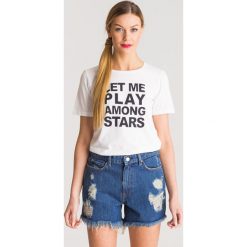 Biały t-shirt damski z czarnym nadrukiem - Biały. Białe t-shirty damskie Emporio Armani, z nadrukiem, z elastanu, z okrągłym kołnierzem. Za 119,60 zł.