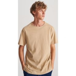 Gładki T-shirt basic - Beżowy. Brązowe t-shirty męskie Reserved, s, bez wzorów, bez kołnierzyka. Za 29,99 zł.