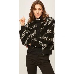 Calvin Klein Jeans - Kurtka. Czarne kurtki damskie Calvin Klein Jeans, s, bez wzorów, z elastanu, krótkie, bez kaptura. Za 799,90 zł.