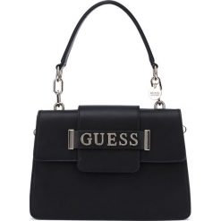 Guess Kerrigan Torebka Czarny. Czarne torebki klasyczne damskie Guess, w paski, z materiału, bez dodatków. Za 557,95 zł.