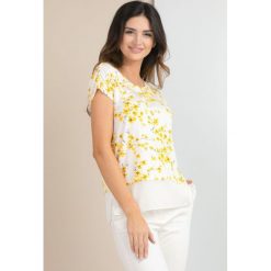 Bluzka w drobne kwiatki. Szare bluzki damskie marki Monnari, w kwiaty, z jeansu, bez kołnierzyka, z krótkim rękawem. Za 49,95 zł.