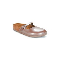 Klapki Birkenstock MARIA. Różowe klapki damskie Birkenstock, bez wzorów, bez obcasa. W wyprzedaży za 319,20 zł.