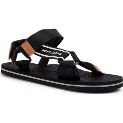 Sandały PEPE JEANS - Pool Basic Men PMS90081 Black 999. Czarne klapki męskie Pepe Jeans, z jeansu, bez zapięcia. W wyprzedaży za 119,00 zł.