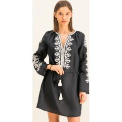 Sukienka plażowa Tory Burch Embroidered Linen Dress 54804. Czarne sukienki damskie Tory Burch, na plażę, m, bez wzorów, ze lnu, bez kołnierzyka, bez rękawów. W wyprzedaży za 1019,00 zł.