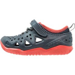 Crocs SWIFTWATER PLAY SHOE Sandały kąpielowe navy. Niebieskie sandały męskie Crocs, z gumy. Za 169,00 zł.