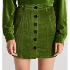 Sztruksowa spódnica mini z guzikami - Khaki. Brązowe spódniczki damskie Cropp, s, ze sztruksu, mini. W wyprzedaży za 19,99 zł.