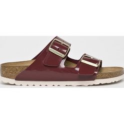 Birkenstock - Klapki Arizona BS. Brązowe klapki damskie Birkenstock, bez wzorów, ze skóry, bez obcasa, na obcasie. W wyprzedaży za 229,90 zł.