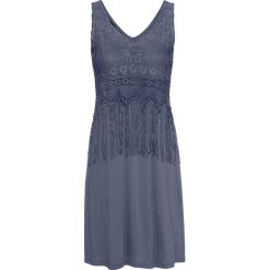 Sukienka z koronką bonprix indygo. Niebieskie sukienki damskie bonprix, w koronkowe wzory, z koronki, boho, bez kołnierzyka, bez rękawów, dopasowane. Za 99,99 zł.