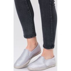 Jasnoszare Tenisówki Fleur De Lis. Szare trampki i tenisówki damskie vices, bez wzorów, bez zapięcia. Za 39,99 zł.