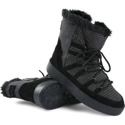 Botki Pepe Jeans. Czarne botki damskie Pepe Jeans, na zimę, z jeansu, przed kolano, na wysokim obcasie, bez zapięcia. Za 199,00 zł.