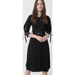 Czarna Sukienka Dougie. Czarne sukienki damskie Born2be, s, w paski, z dzianiny, wizytowe, z okrągłym kołnierzem, midi, rozkloszowane. Za 109,99 zł.
