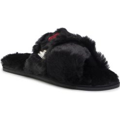 Kapcie KARL LAGERFELD - KL49005 Black Wool. Czarne klapki damskie KARL LAGERFELD, bez wzorów, z tworzywa sztucznego, bez obcasa. W wyprzedaży za 229,00 zł.