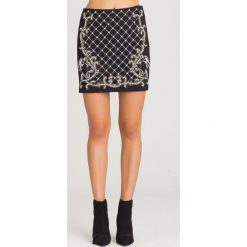 CZARNA SPÓDNICA GUESS ZE ZDOBIENIAMI. Czarne spódniczki damskie Guess, na imprezę, s, z aplikacjami, mini. Za 294,50 zł.