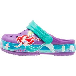 Crocs PRINCESS ARIEL Sandały kąpielowe amethyst. Czarne sandały chłopięce marki Crocs, z materiału. Za 149,00 zł.