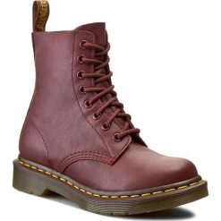 Botki DR. MARTENS - Pascal 13512411 Cherry Red. Czerwone glany damskie Dr. Martens, ze skóry, bez obcasa, bez zapięcia. W wyprzedaży za 449,00 zł.