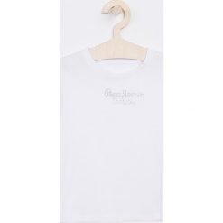 Pepe Jeans - Top dziecięcy Nuria 104-180 cm. Białe topy damskie Pepe Jeans, z nadrukiem, z bawełny, z okrągłym kołnierzem, z krótkim rękawem, krótkie, bez kaptura. W wyprzedaży za 59,90 zł.