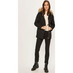 Jacqueline de Yong - Parka. Czarne kurtki damskie Jacqueline de Yong, s, bez wzorów, z bawełny, długie, z kapturem. W wyprzedaży za 239,90 zł.