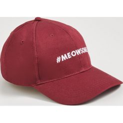 Czapka z daszkiem - Bordowy. Czerwone czapki damskie Sinsay, bez wzorów. Za 14,99 zł.