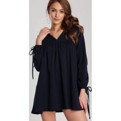 Granatowa Sukienka Laida. Niebieskie sukienki damskie Renee, xl, bez wzorów, z dzianiny, bez kołnierzyka, bez rękawów. Za 79,99 zł.