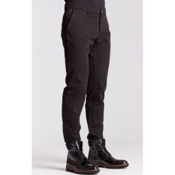 Czarne jeansy męskie regular fit. Czarne jeansy męskie m, z aplikacjami. Za 194,70 zł.