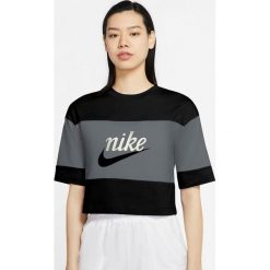 Nike Varsity Koszulka Czarny Szary. Szare koszulki damskie Nike, l, z nadrukiem, z bawełny, bez kołnierzyka. Za 111,95 zł.