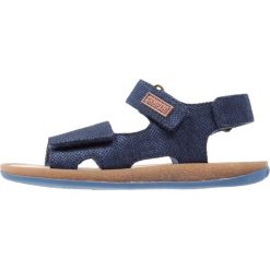 Camper BICHO Sandały dark blue. Niebieskie sandały chłopięce marki Camper, z materiału, z otwartym noskiem. W wyprzedaży za 223,30 zł.