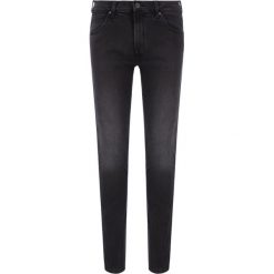 Jeansy Slim Fit Wrangler Larston W18SU3840. Czarne jeansy męskie Wrangler, m, bez wzorów, z elastanu. W wyprzedaży za 259,00 zł.