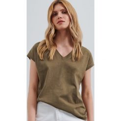 T-shirt z dekoltem w serek - Zielony. Zielone t-shirty damskie Reserved, xl, bez wzorów, z dekoltem w serek. W wyprzedaży za 39,99 zł.