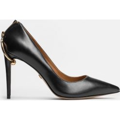 Czarne czółenka damskie. Czarne czółenka peep toe marki Kazar, ze skóry, na wysokim obcasie. Za 599,00 zł.