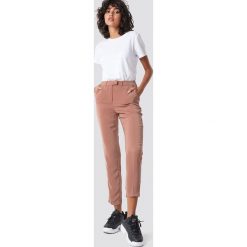 NA-KD Spodnie garniturowe z połyskiem - Pink. Różowe spodnie damskie NA-KD, z elastanu. Za 161,95 zł.