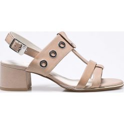 Be Natural - Sandały. Brązowe sandały damskie Be Natural, bez wzorów, ze skóry, bez obcasa, na obcasie, na klamry. W wyprzedaży za 229,90 zł.