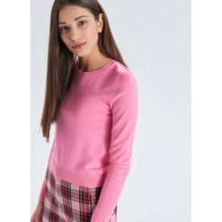 Gładki sweter - Różowy. Różowe swetry damskie Cropp, s, bez wzorów, bez rękawów, bez kaptura. W wyprzedaży za 29,99 zł.
