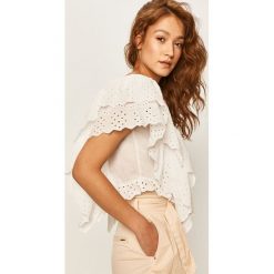 Guess Jeans - Bluzka. Białe koszule damskie Guess Jeans, na co dzień, m, w koronkowe wzory, z bawełny, casualowe, bez kołnierzyka, z krótkim rękawem. W wyprzedaży za 299,90 zł.